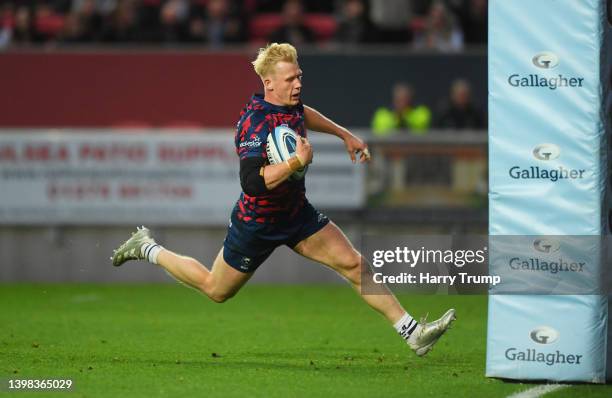 Toby Fricker of Bristol Bears crosses for the fifth try during the Gallagher Premiership Rugby match between Bristol Bears and Exeter Chiefs at...