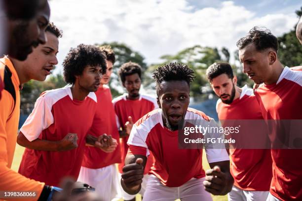 capitán del equipo de fútbol hablando con el equipo antes de un partido - team captain fotografías e imágenes de stock