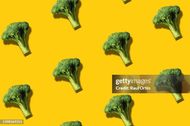 broccoli pattern on yellow background - brocoli 個照片及圖片檔