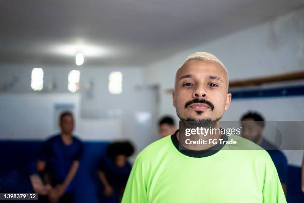 porträt eines fußballspielers in der umkleidekabine - bleached hair stock-fotos und bilder