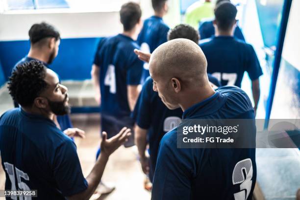 soccer players greeting each other in locker room - boudoir stockfoto's en -beelden