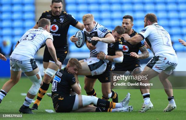 Arron Reed of Sale Sharks is held by Charlie Atkinson during the Gallagher Premiership Rugby match between Wasps and Sale Sharks at The Coventry...