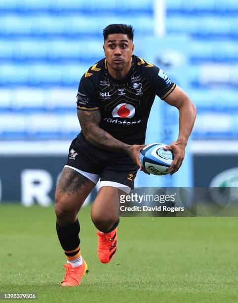 Malakai Fekitoa of Wasps runs with the ball during the Gallagher Premiership Rugby match between Wasps and Sale Sharks at The Coventry Building...