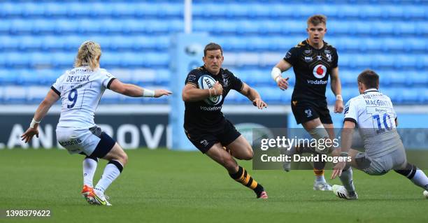 Jimmy Gopperth of Wasps takes on Faf de Klerk and AJ MacGinty during the Gallagher Premiership Rugby match between Wasps and Sale Sharks at The...