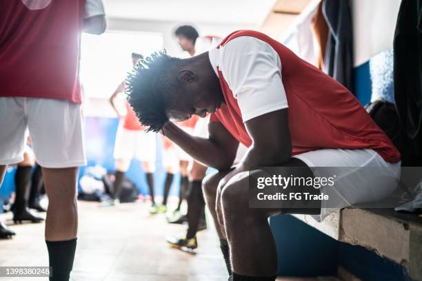 worried soccer player in the locker room - defeat 個照片及圖片檔