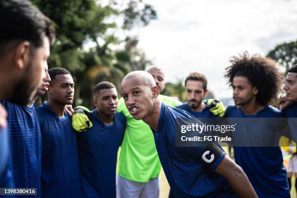 el capitán del equipo hablando con los jugadores antes de un partido - team captain fotografías e imágenes de stock