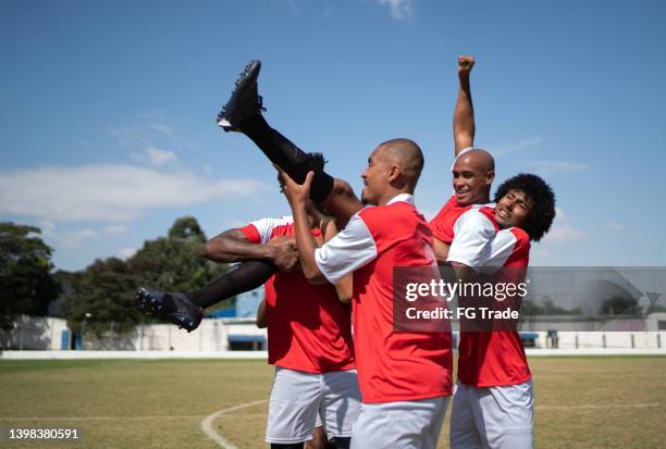 soccer players celebrating winning a match - african champions league stock pictures, royalty-free photos & images