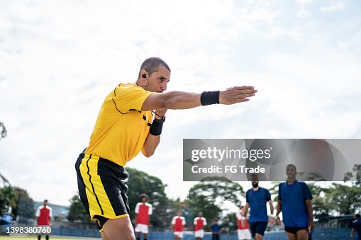 Árbitro assobiando durante partida de futebol Árbitro assobiando durante partida de futebol