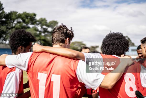soccer team players huddling before match starts - official stockfoto's en -beelden