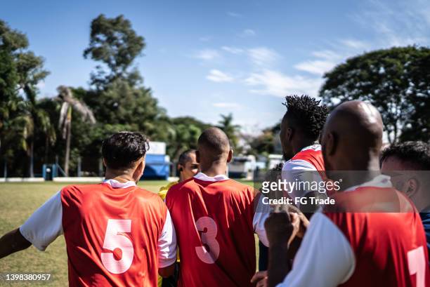 futbolistas quejándose con el árbitro durante el partido - attack sporting position fotografías e imágenes de stock