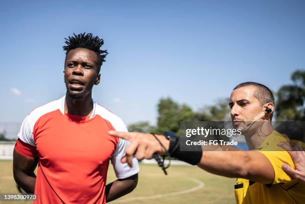 árbitro señalando y hablando con un capitán - var fotografías e imágenes de stock