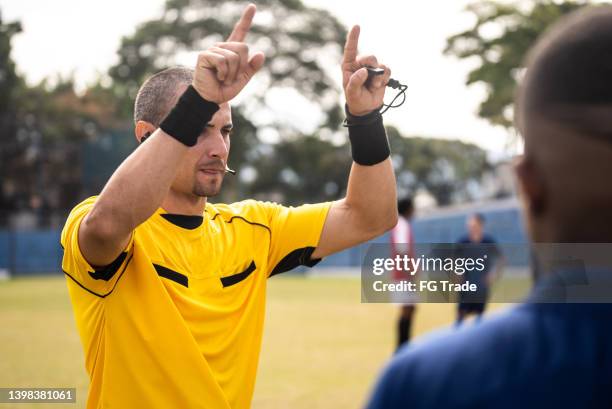 gestos del árbitro para comprobar el var - soccer referee fotografías e imágenes de stock