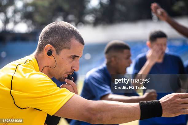 árbitro soprando apito e apontando uma falha - referee - fotografias e filmes do acervo