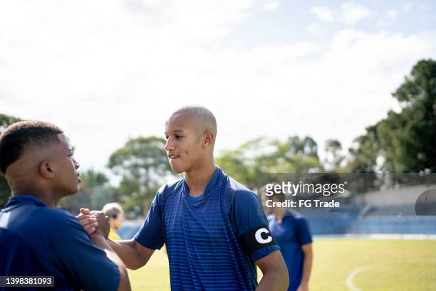 soccer players greeting each other before de match - team captain sport stock pictures, royalty-free photos & images