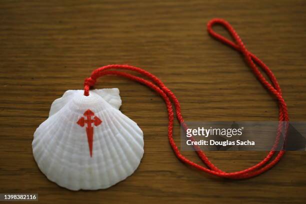 camino pilgrims shell - compostela stock pictures, royalty-free photos & images