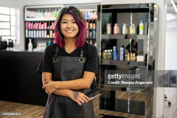 portrait of hairdresser with dye hair at hair salon - cabeleireiro imagens e fotografias de stock