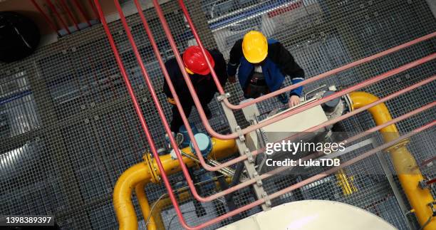 a high angle view of unrecognizable power plant workers. - gasóleo de aquecimento imagens e fotografias de stock