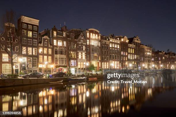 amsterdamer stadtbild bei nacht - amsterdam blue sky stock-fotos und bilder