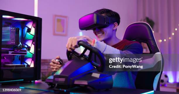 cybersport giocatore giocare corse automobilistiche - simulatore foto e immagini stock