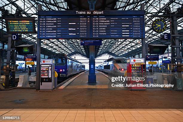 departures board, tours train station, france. - anzeigetafel stock-fotos und bilder