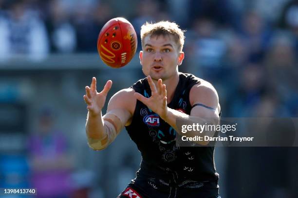 Ollie Wines of the Power marks the ball during the round 10 AFL match between the Geelong Cats and the Port Adelaide Power at GMHBA Stadium on May...