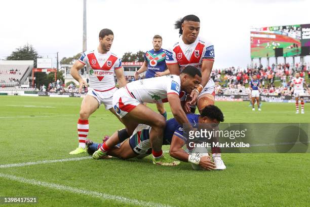Viliami Vailea of the Warriors scores a try during the round 11 NRL match between the St George Illawarra Dragons and the New Zealand Warriors at...