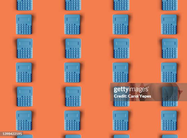 top view blue calculator seamless pattern.tax refund concept - tax reform stockfoto's en -beelden