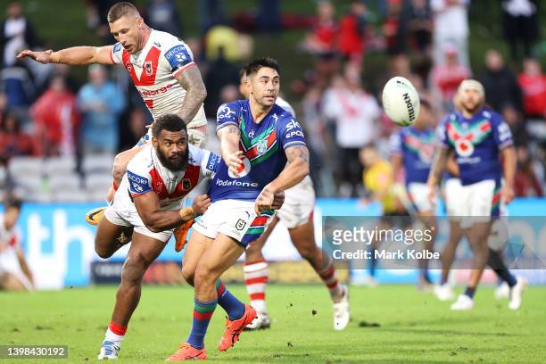 Shaun Johnson of the Warriors passes during the round 11 NRL match between the St George Illawarra Dragons and the New Zealand Warriors at Netstrata...