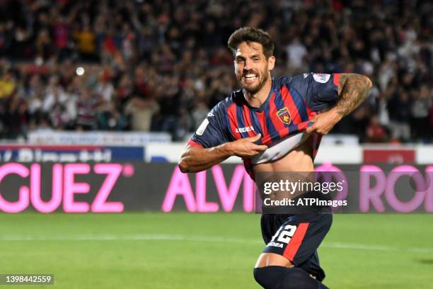 Joaquin Larrivey of Cosenza celebrate during the Italian Serie B Championship 2021-2022 between Cosenza and Vicenza on May 20, 2022 in Stadio San...