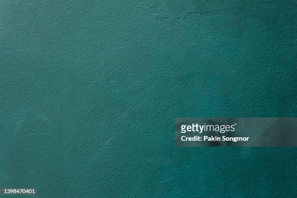 green color with an old grunge wall concrete texture as a background. - green color stockfoto's en -beelden