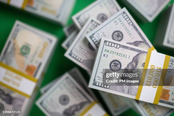 us $100 bill bundles - us paper currency stockfoto's en -beelden