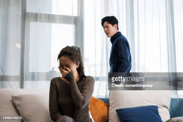 un bell'uomo e una bella giovane donna stanno litigando. - the japanese wife foto e immagini stock