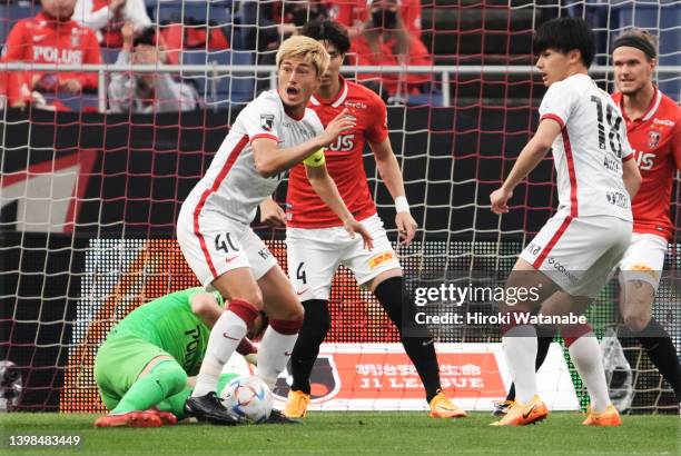 Shusaku Nishikawa of Urawa Red Diamonds and Yuma Suzuki of Kashima Antlers compete for the ball during the J.LEAGUE Meiji Yasuda J1 14th Sec. Match...