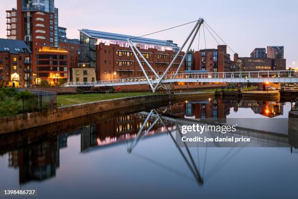 dawn, footbridge, leeds dock, leeds, england - leeds city centre fotografías e imágenes de stock