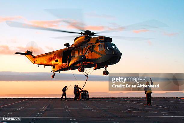commando helicopter load lifting - army photos et images de collection
