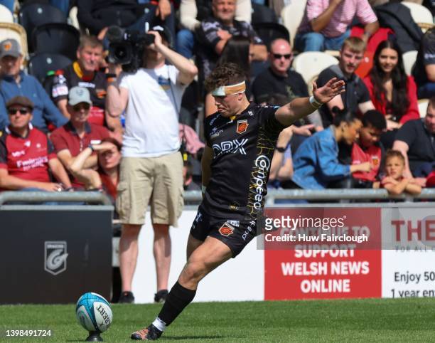 Will Reed of The Dragons prepares to take a penalty during the United Rugby Championship match between The Dragons and The Lions at Rodney Parade on...