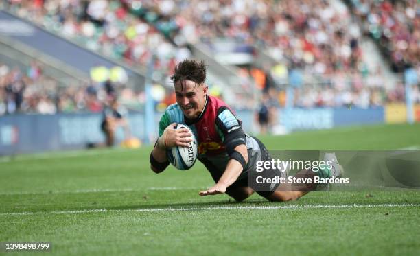 Cadan Murley of Harlequins touches down for the fourth try during the Gallagher Premiership Rugby match between Harlequins and Gloucester Rugby at...