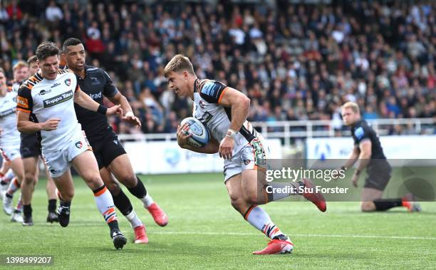 Tigers centre Guy Porter races through to score the second Tigers try during the Gallagher Premiership Rugby match between Newcastle Falcons and...