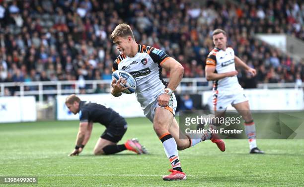 Tigers centre Guy Porter races through to score the second Tigers try during the Gallagher Premiership Rugby match between Newcastle Falcons and...