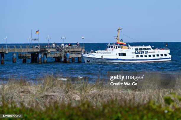 barco de pasajeros adler xi en el muelle de bansin en la isla de usedom - usedom fotografías e imágenes de stock