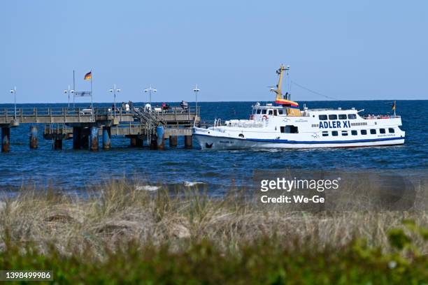 bateau à passagers adler xi à l’embarcadère de bansin sur l’île d’usedom - usedom photos et images de collection