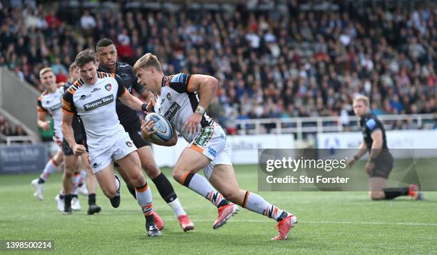 Tigers centre Guy Porter races through to score the second Tigers try during the Gallagher Premiership Rugby match between Newcastle Falcons and...