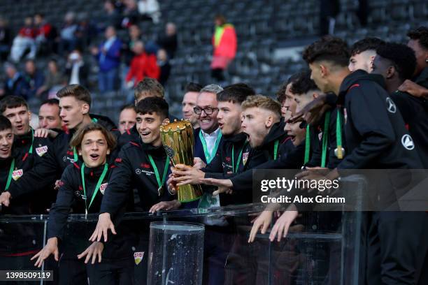 Team captain of VfB Stuttgart U19 Lukas Laupheimer lifts the trophy with his teammates after the DFB Junior Cup Final match between VfB Stuttgart U19...