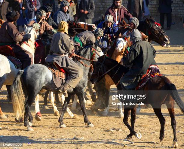 buzkashi match scrum - varios jugadores luchan por el ternero, mazar-e-sharif, provincia de balkh, afganistán - nowruz fotografías e imágenes de stock