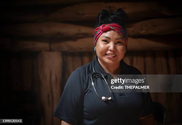 youn paramédico femenino en - pueblo indígena fotografías e imágenes de stock