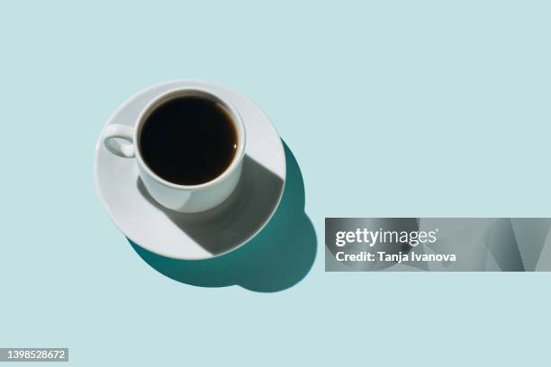 coffee cups on a blue background with an copy space for design - tea cup overhead view photos et images de collection