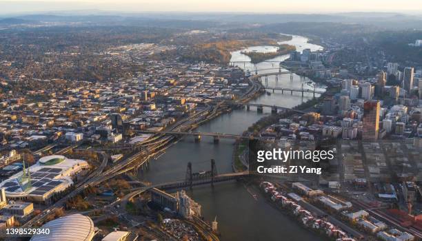 portland oregon skyline aerial view at sunset - bridges - burnside bridge portland stock-fotos und bilder
