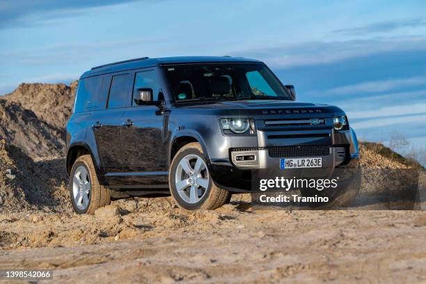 land rover defender 110 phev em uma estrada - land rover - fotografias e filmes do acervo