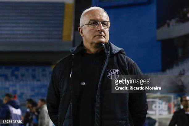 Dorival Junior head coach of Ceara looks on during the match between Santos and Ceara as part of Brasileirao Series A 2022 at Arena Barueri on May...