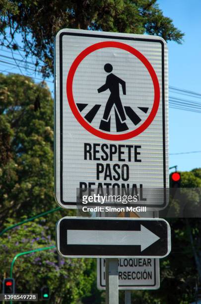 spanish-language road warning sign stating 'respete paso peatonal' [respect pedestrian crossing] - pedestrian crossing sign stock-fotos und bilder